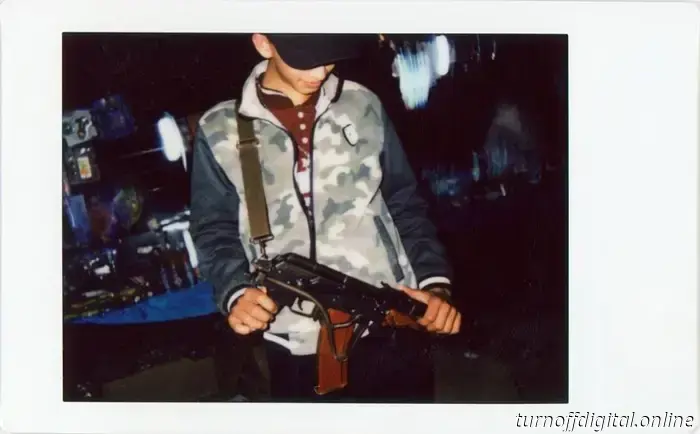 Fotografiando a un cártel con una Fuji Instax Mini