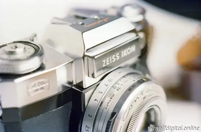 Recensione della fotocamera Zeiss Ikon Contaflex Super B