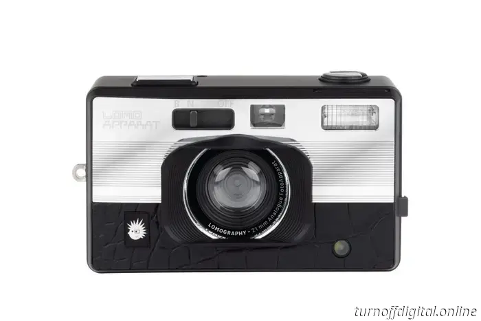 Lomography обновляет свою экспериментальную камеру LomoApparat, выпустив серебристое издание Alexanderplatz.
